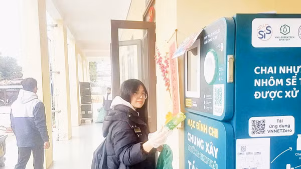 Trạm thu hồi vỏ chai, vỏ lon tích lũy tín chỉ carbon tại Trường THPT Mạc Đĩnh Chi, lắp đặt trong tháng 12/2025. (Nguồn: Fanpage của nhà trường)