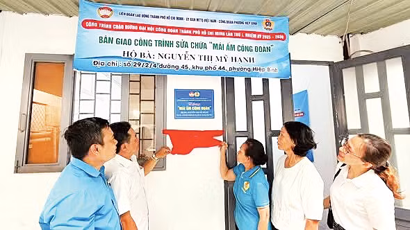 Bàn giao công trình hỗ trợ sửa chữa nhà ở cho công đoàn viên tại Thành phố Hồ Chí Minh. 