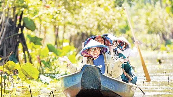 Rừng tràm Trà Sư (An Giang) thu hút du khách trong nước và quốc tế.