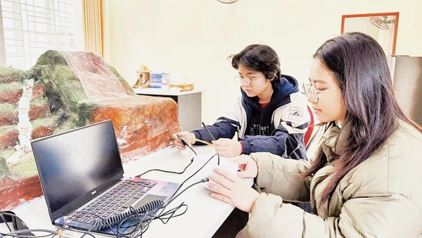 Phương Anh (trái) cùng cộng sự Khánh Nhi nghiên cứu sản phẩm.