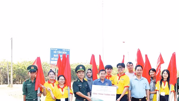 Chương trình “Gom nắng gửi xuân” tại xã Tân Hòa. Ảnh NVCC 