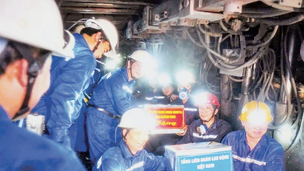 Ông Ngọ Duy Hiểu, Phó Chủ tịch Tổng LĐLĐ Việt Nam thăm, tặng quà công nhân vùng mỏ Quảng Ninh.