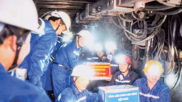 Ông Ngọ Duy Hiểu, Phó Chủ tịch Tổng LĐLĐ Việt Nam thăm, tặng quà công nhân vùng mỏ Quảng Ninh.