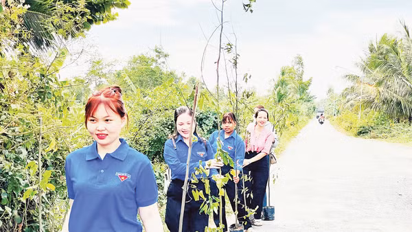 Đoàn viên thanh niên hưởng ứng Tết trồng cây.