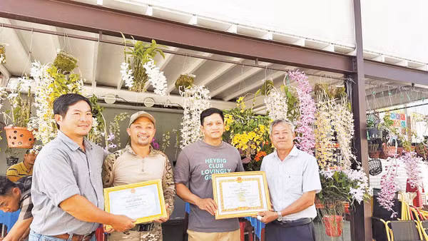 Anh Nguyễn Thanh Minh (thứ hai, trái sang). Ảnh: NVCC