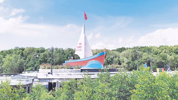 Biểu tượng con tàu với thông số tọa độ Đất Mũi là địa điểm check-in nổi tiếng.