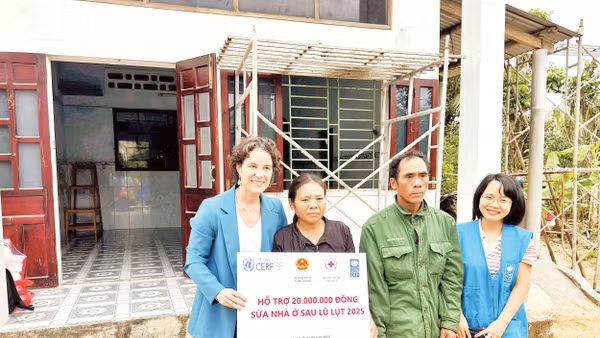 Gia đình nhận hỗ trợ sửa nhà ở sau lũ lụt. Ảnh UNDP