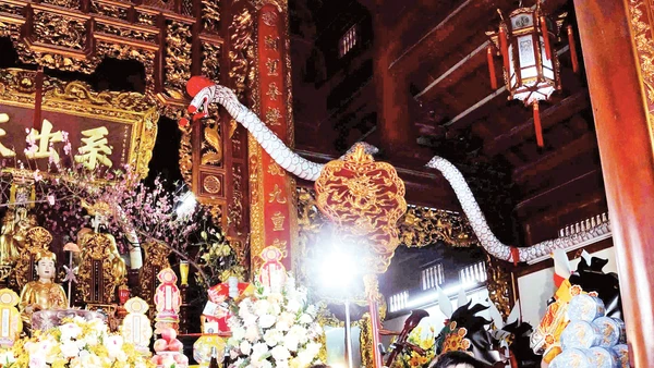 Nghệ nhân Phương Thanh Hiền (ngồi giữa) - Nhóm trưởng Văn Ca Chúc Thánh trong một vấn hầu tại Quang Minh điện (Sóc Sơn, Hà Nội).