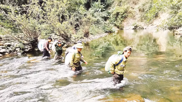 Lực lượng chức năng tuần tra, bảo vệ rừng ở Vườn quốc gia Pù Mát, Nghệ An.