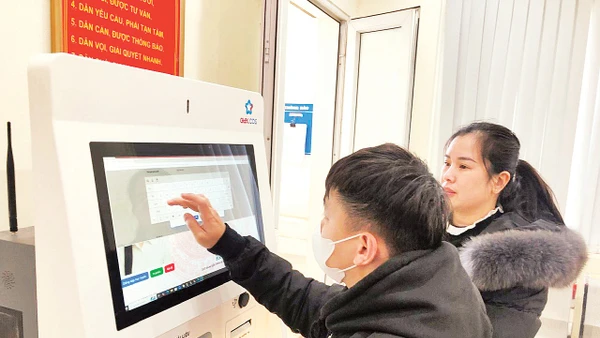 Người dân tương tác với robot AI trợ giúp thủ tục hành chính tại Trung tâm Phục vụ hành chính công phường Thục Phán.