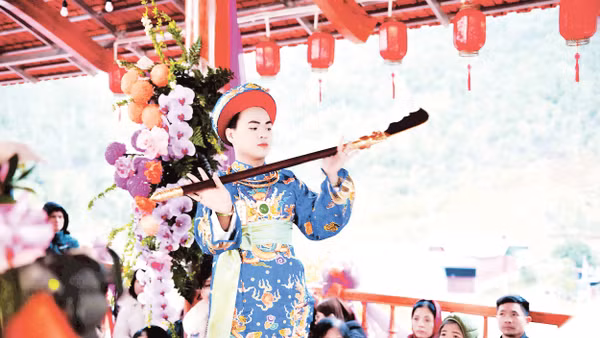 Thanh đồng Liễu Văn Thành lên giá Quan Đệ Ngũ Tuần Tranh tại đền Chúa Then linh từ (xã Bình Gia, tỉnh Lạng Sơn).