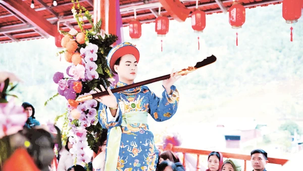 Thanh đồng Liễu Văn Thành lên giá Quan Đệ Ngũ Tuần Tranh tại đền Chúa Then linh từ (xã Bình Gia, tỉnh Lạng Sơn).