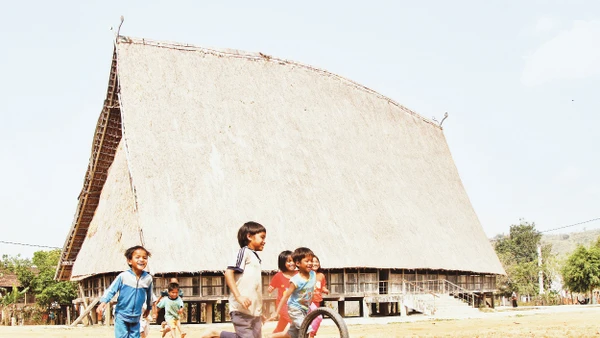 Không gian vui chơi, sinh hoạt chung của cả làng.