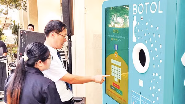 Người dân trải nghiệm sử dụng máy Đặt cọc - Hoàn trả. 