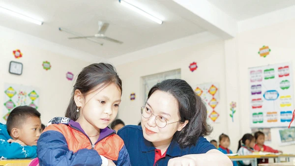 Giáo viên Trường Marie Curie (Hà Nội) đến hỗ trợ dạy tiếng Anh tại Trường phổ thông Dân tộc bán trú tiểu học Sủng Máng.