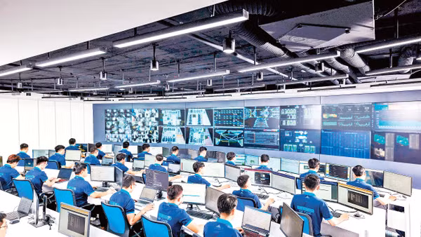 Trung tâm Vận hành Toàn diện đầu tiên tại Việt Nam, giúp doanh nghiệp bảo đảm hệ thống công nghệ thông tin luôn vận hành an toàn, ổn định và liên tục. Ảnh: CMC Telecom