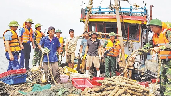 Lực lượng chức năng bắt giữ tàu giã cào tận diệt hải sản trên vùng biển Hà Tĩnh.