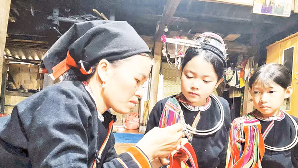 Bà con Sán Chỉ ở Bằng Thành trong trang phục dân tộc dịp Lễ hội Khai Xuân đầu năm mới. Ảnh: Thu Hường