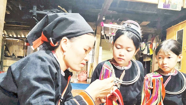 Bà con Sán Chỉ ở Bằng Thành trong trang phục dân tộc dịp Lễ hội Khai Xuân đầu năm mới. Ảnh: Thu Hường