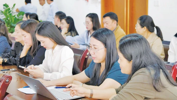 Cán bộ, công chức Sở Tư pháp Lâm Đồng tập huấn ứng dụng AI trong hoạt động chuyên môn. Ảnh: Báo Lâm Đồng