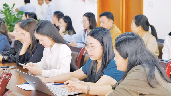 Cán bộ, công chức Sở Tư pháp Lâm Đồng tập huấn ứng dụng AI trong hoạt động chuyên môn. Ảnh: Báo Lâm Đồng