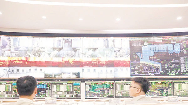 Nhà máy Điện rác Sóc Sơn biến rác thải thành năng lượng. (Trong ảnh: Phòng điều khiển trung tâm của Nhà máy)