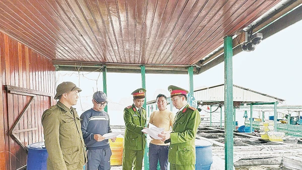 Công an phường Cẩm Phả phối hợp cùng lực lượng An ninh trật tự cơ sở kiểm tra cư trú trên tuyến biển.