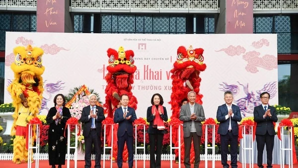 Các đại biểu thực hiện nghi thức cắt băng khai mạc trưng bày chuyên đề "Long Mã khai văn" và mở cửa hệ thống trưng bày thường xuyên của Bảo tàng Hà Nội.