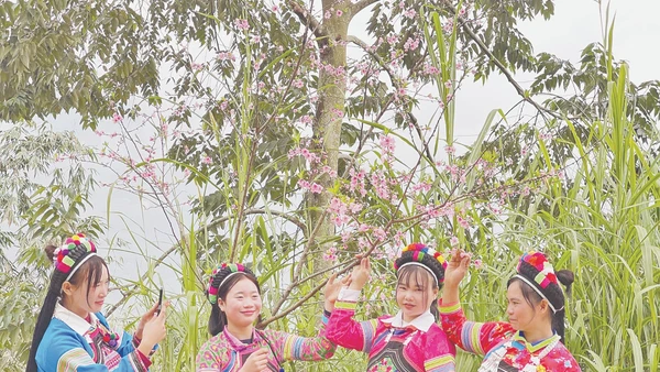 Bà con thôn Lao Pờ rộn ràng đón xuân.