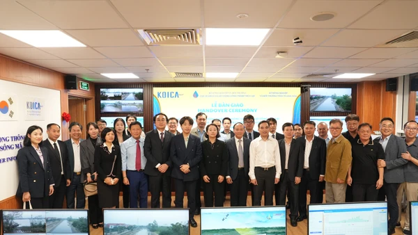 Lãnh đạo Cục Quản ly và Xây dựng công trình thủy lợi và các chuyên gia của dự án: “Xây dựng hệ thống quản lý thông tin thủy lợi tổng hợp tại lưu vực sông Mã”.