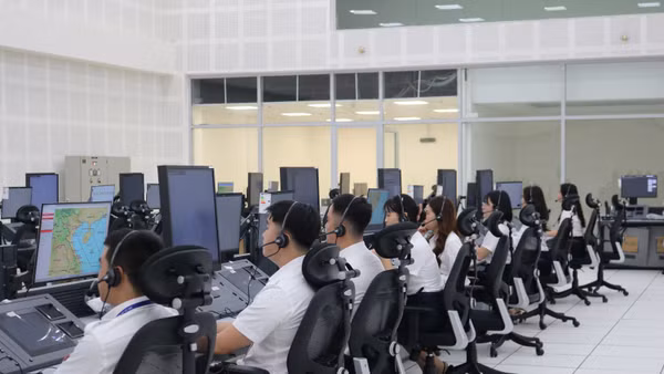 Kiểm sát viên không lưu điều hành bay tại Trung tâm Kiểm soát đường dài Hồ Chí Minh.