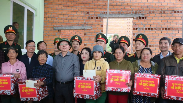 Phó Thủ tướng Hồ Quốc Dũng thăm hỏi người dân có nhà sập do mưa lũ trên địa bàn tỉnh Đắk Lắk.