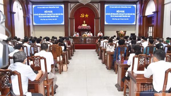 Lãnh đạo tỉnh Đồng Tháp gặp mặt, đối thoại với doanh nghiệp.