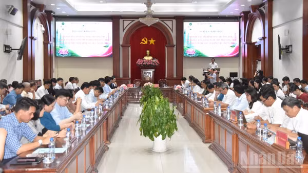 Các đại biểu tham dự hội thảo khoa học tại Đồng Tháp.