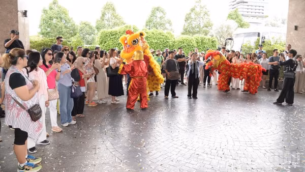 Đoàn du khách đến từ Indonesia thích thú xem biểu diễn múa lân tại Cảng Du thuyền Mỹ Tho.