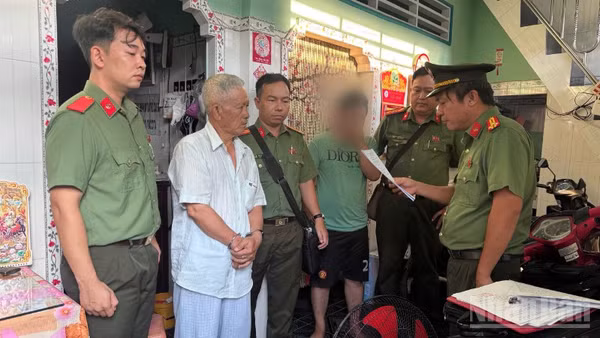 Cơ quan An ninh điều tra (Công an tỉnh Đồng Tháp) đọc Quyết định khởi tố vụ án, khởi tố bị can và Lệnh bắt tạm giam đối với Trần Ngọc Sương. (Ảnh: Duy Phương)