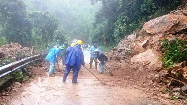 Hạt quản lý đường bộ cùng chính quyền nỗ lực khắc phục sạt lở đường Hồ Chí Minh qua xã A Lưới 1, thành phố Huế. (Ảnh: Công Hậu) 