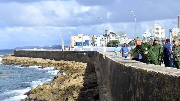 Chủ tịch Cuba Miguel Diaz-Canel thả hoa xuống biển trong buổi lễ tưởng niệm Tư lệnh Camilo Cienfuegos tại Thủ đô Havana ngày 28/10/2025.