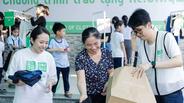 Niềm vui của phụ huynh học sinh tại Trung tâm Phát huy Bình Triệu khi nhận được trang phục RE.UNIQLO phù hợp với gia đình.