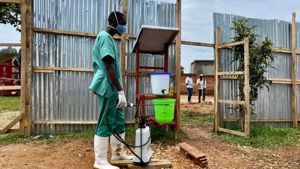 Nhân viên y tế đang khử trùng một trung tâm điều trị Ebola tại địa phương ở tỉnh Bắc Kivu, đông bắc Cộng hòa Dân chủ Congo. (Ảnh: Tân Hoa xã)