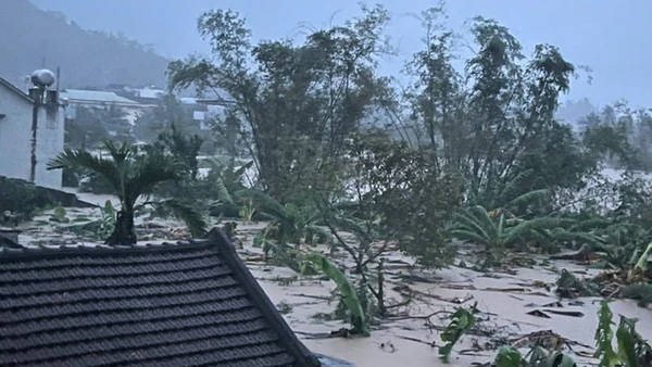 Nhiều khu vực ở xã Đồng Xuân, Đắk Lắk, bị ngập nặng. (Ảnh: CÔNG LÝ)