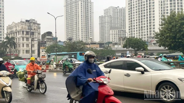 Hà Nội ngày có mưa vài nơi, sáng sớm có sương mù và sương mù nhẹ rải rác. (Ảnh minh họa: Đ.T)