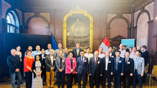 Lãnh đạo và đại biểu của 2 đại học (HUST và BOKU) chụp hình lưu niệm với Đại sứ Việt Nam tại Cộng hòa Áo và Slovenia.