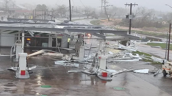 Một trạm xăng bị bão Melissa tàn phá ở Montego Bay, Jamaica bị bão Melissa phá hỏng. (Ảnh Tân Hoa xã)