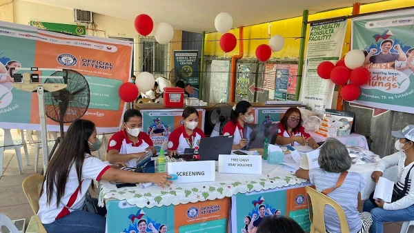 Sở Y tế cung cấp các dịch vụ như sàng lọc miễn phí và chụp X-quang ngực miễn phí tại Bệnh viện Cộng đồng Guimba ở tỉnh Nueva Ecija. (Ảnh: PIA)