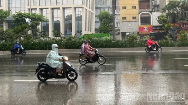 Dự báo khu vực Hà Nội có mưa rào và dông rải rác. (Ảnh minh họa: Đ.T)