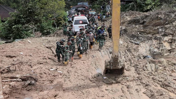 Lực lượng cứu hộ tìm kiếm nạn nhân sau trận lũ và lở đất ở Bắc Tapanuli Regency, Bắc Sumatra, Indonesia. (Ảnh: Tân Hoa xã)