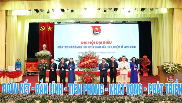 Đồng chí Hầu A Lềnh, Ủy viên Trung ương Đảng, Bí thư Tỉnh ủy Tuyên Quang tặng hoa chúc mừng đại hội.