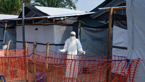Một nhân viên y tế khử trùng tại một trung tâm điều trị Ebola ở khu vực y tế Bulape, CHDC Congo. (Ảnh: Tân Hoa xã)