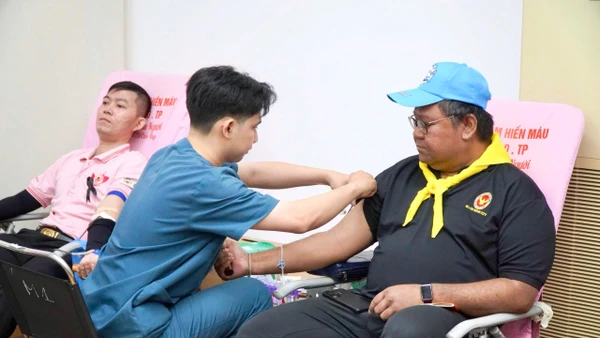 Cộng đồng người Thái Lan tại Việt Nam tham gia hiến máu nhân đạo.